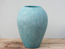 Carica l&#39;immagine nel visualizzatore di Gallery, Vaso tadelakt, un intonaco di origine marocchina tipico della città di Marrakech, un metodo completamente ecologico basato sull&#39;utilizzo di calce idrata, sapone nero, pigmenti naturali e cere. Dimensioni Diametro 27 h40cm.