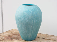 Carica l&#39;immagine nel visualizzatore di Gallery, Vaso tadelakt, un intonaco di origine marocchina tipico della città di Marrakech, un metodo completamente ecologico basato sull&#39;utilizzo di calce idrata, sapone nero, pigmenti naturali e cere. Dimensioni Diametro 27 h40cm.