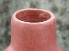 Carica l&#39;immagine nel visualizzatore di Gallery, Vaso tadelakt, un intonaco di origine marocchina tipico della città di Marrakech, un metodo completamente ecologico basato sull&#39;utilizzo di calce idrata, sapone nero, pigmenti naturali e cere.Dimensioni Diametro 26 h46cm.