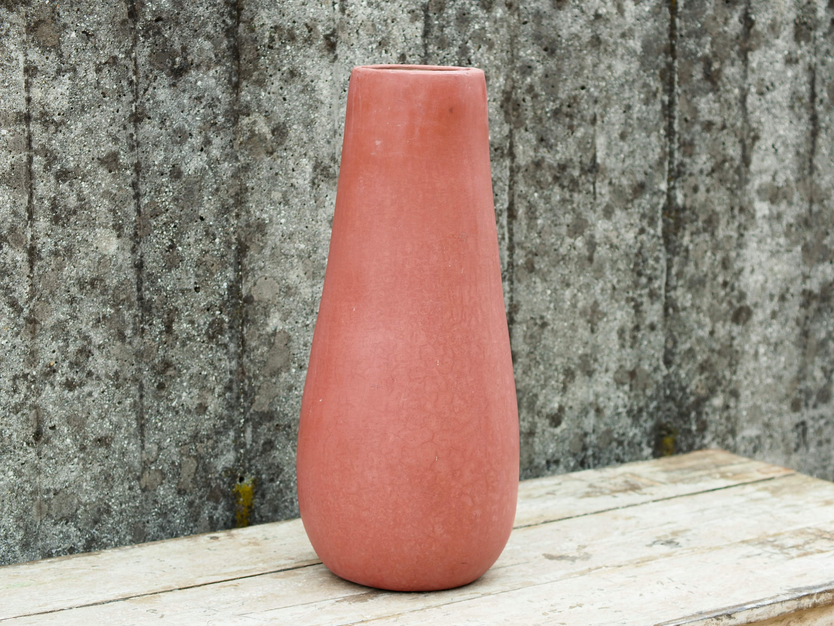 Vaso tadelakt, un intonaco di origine marocchina tipico della città di Marrakech, un metodo completamente ecologico basato sull'utilizzo di calce idrata, sapone nero, pigmenti naturali e cere. Dimensioni Diametro 21 h51cm