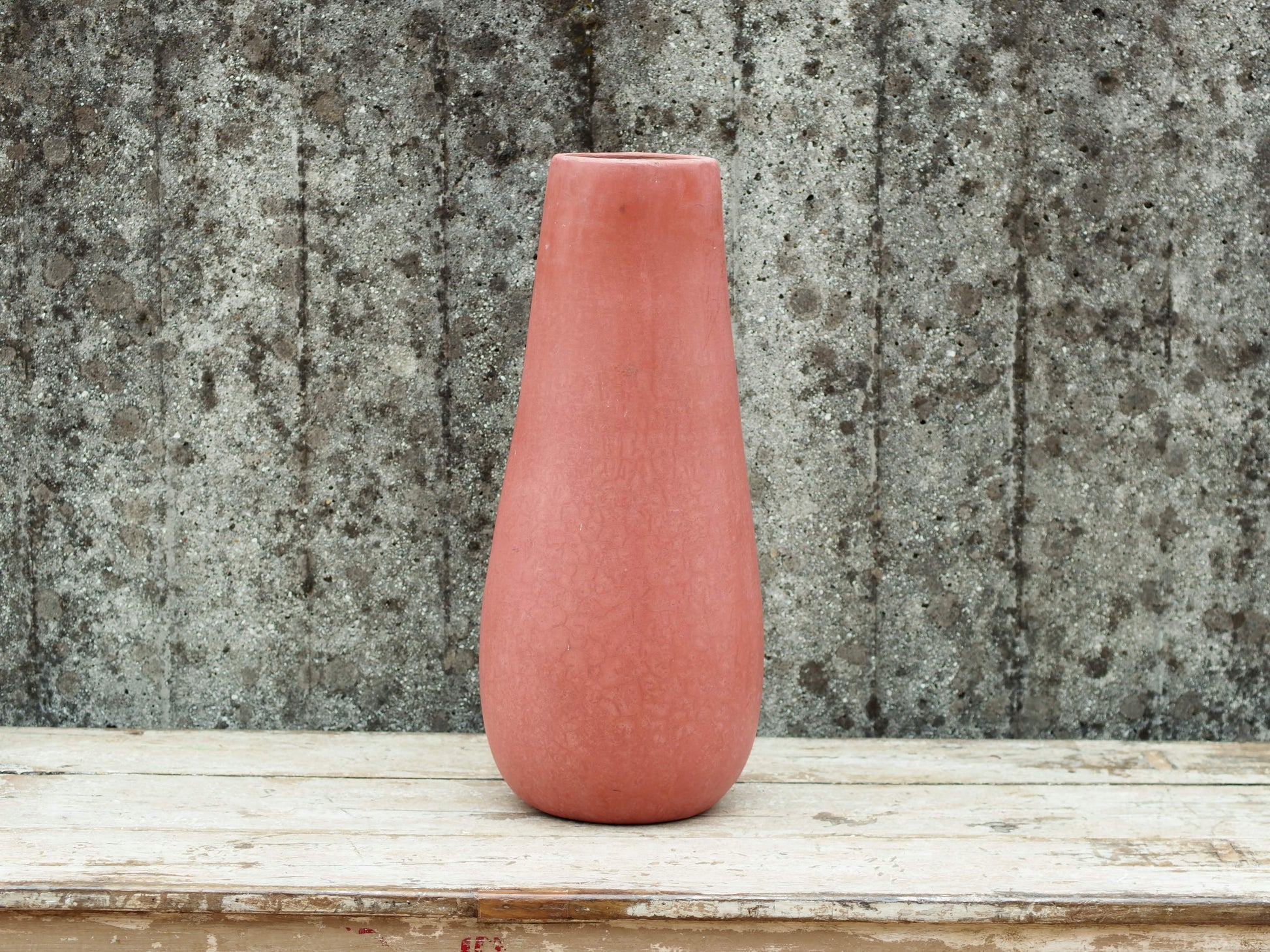 Vaso tadelakt, un intonaco di origine marocchina tipico della città di Marrakech, un metodo completamente ecologico basato sull'utilizzo di calce idrata, sapone nero, pigmenti naturali e cere. Dimensioni Diametro 21 h51cm