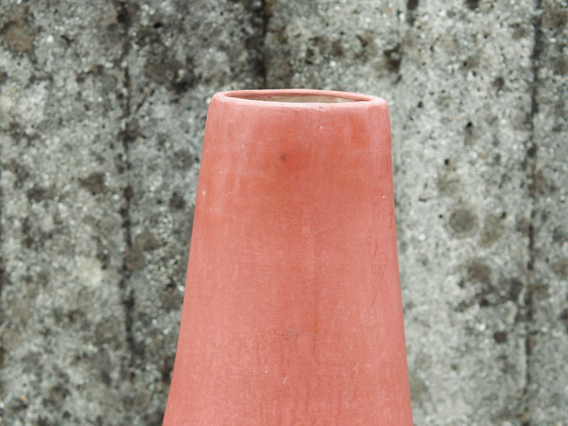 Vaso tadelakt, un intonaco di origine marocchina tipico della città di Marrakech, un metodo completamente ecologico basato sull'utilizzo di calce idrata, sapone nero, pigmenti naturali e cere. Dimensioni Diametro 21 h51cm