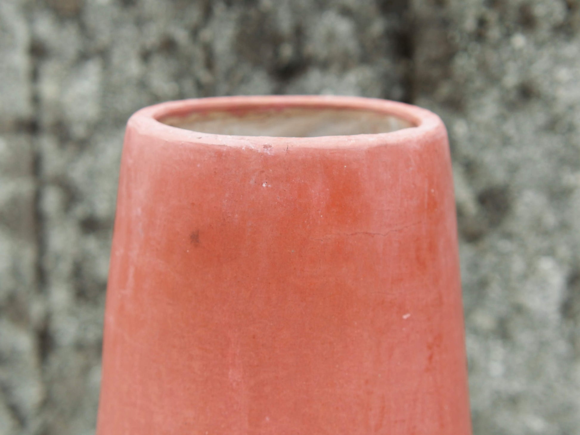 Vaso tadelakt, un intonaco di origine marocchina tipico della città di Marrakech, un metodo completamente ecologico basato sull'utilizzo di calce idrata, sapone nero, pigmenti naturali e cere. Dimensioni Diametro 21 h51cm