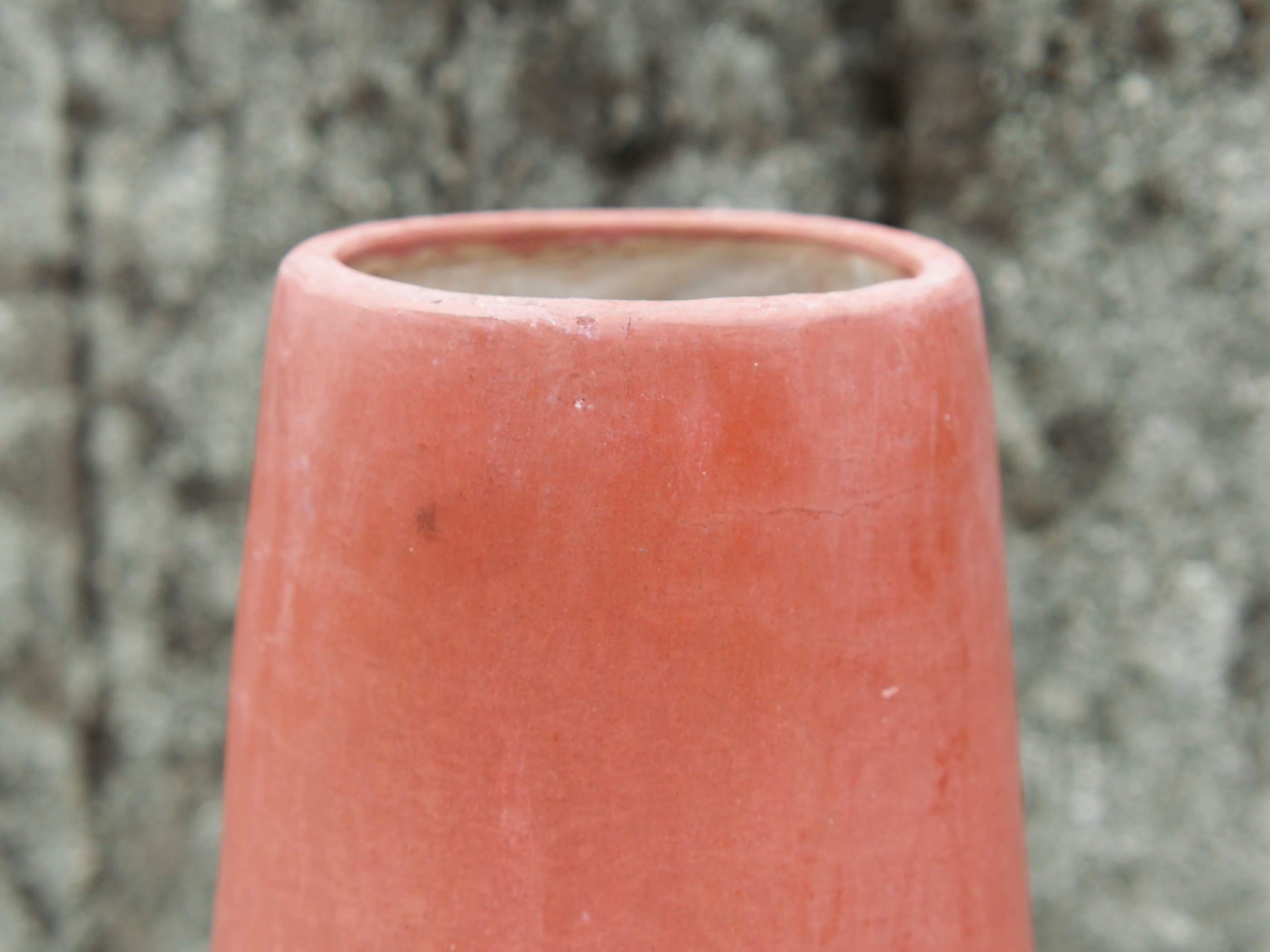 Vaso tadelakt, un intonaco di origine marocchina tipico della città di Marrakech, un metodo completamente ecologico basato sull'utilizzo di calce idrata, sapone nero, pigmenti naturali e cere. Dimensioni Diametro 21 h51cm