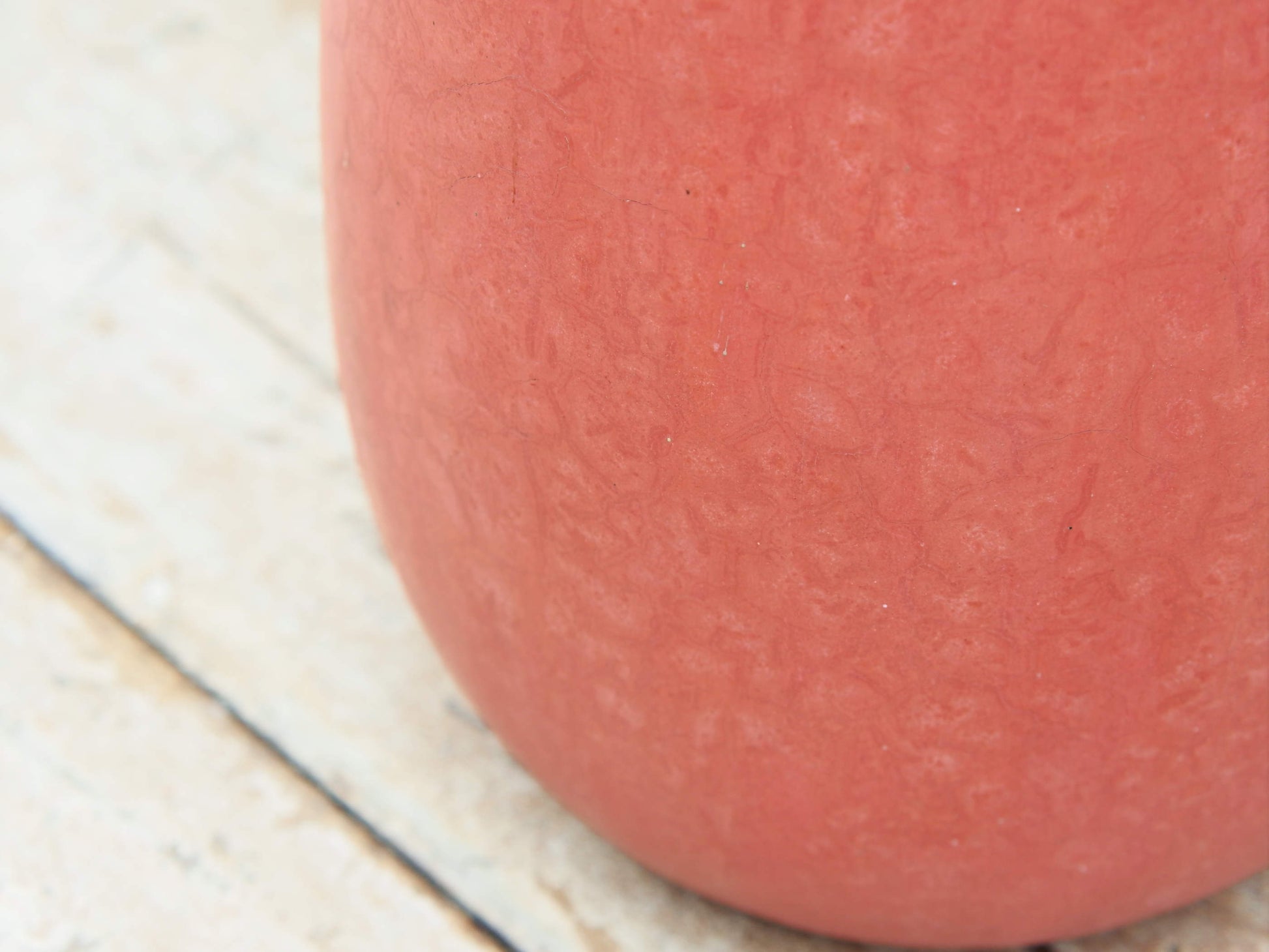 Vaso tadelakt, un intonaco di origine marocchina tipico della città di Marrakech, un metodo completamente ecologico basato sull'utilizzo di calce idrata, sapone nero, pigmenti naturali e cere. Dimensioni Diametro 21 h51cm
