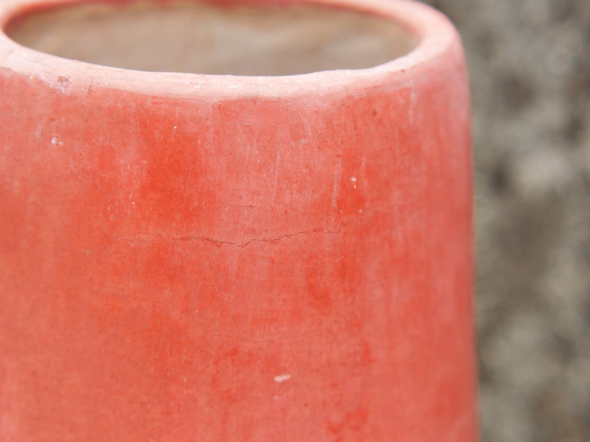 Vaso tadelakt, un intonaco di origine marocchina tipico della città di Marrakech, un metodo completamente ecologico basato sull'utilizzo di calce idrata, sapone nero, pigmenti naturali e cere. Dimensioni Diametro 21 h51cm
