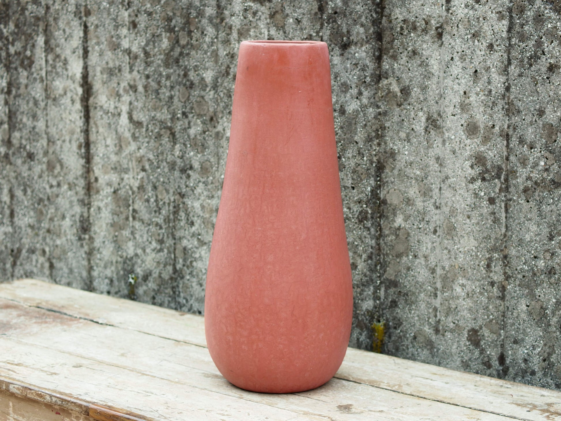 Vaso tadelakt, un intonaco di origine marocchina tipico della città di Marrakech, un metodo completamente ecologico basato sull'utilizzo di calce idrata, sapone nero, pigmenti naturali e cere. Dimensioni Diametro 21 h51cm