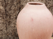 Carica l&#39;immagine nel visualizzatore di Gallery, Vaso tadelakt, un intonaco di origine marocchina tipico della città di Marrakech, un metodo completamente ecologico basato sull&#39;utilizzo di calce idrata, sapone nero, pigmenti naturali e cere.Dimensioni Diametro 24 h41cm.