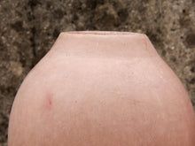 Carica l&#39;immagine nel visualizzatore di Gallery, Vaso tadelakt, un intonaco di origine marocchina tipico della città di Marrakech, un metodo completamente ecologico basato sull&#39;utilizzo di calce idrata, sapone nero, pigmenti naturali e cere.Dimensioni Diametro 24 h41cm.