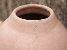 Carica l&#39;immagine nel visualizzatore di Gallery, Vaso tadelakt, un intonaco di origine marocchina tipico della città di Marrakech, un metodo completamente ecologico basato sull&#39;utilizzo di calce idrata, sapone nero, pigmenti naturali e cere.Dimensioni Diametro 24 h41cm.