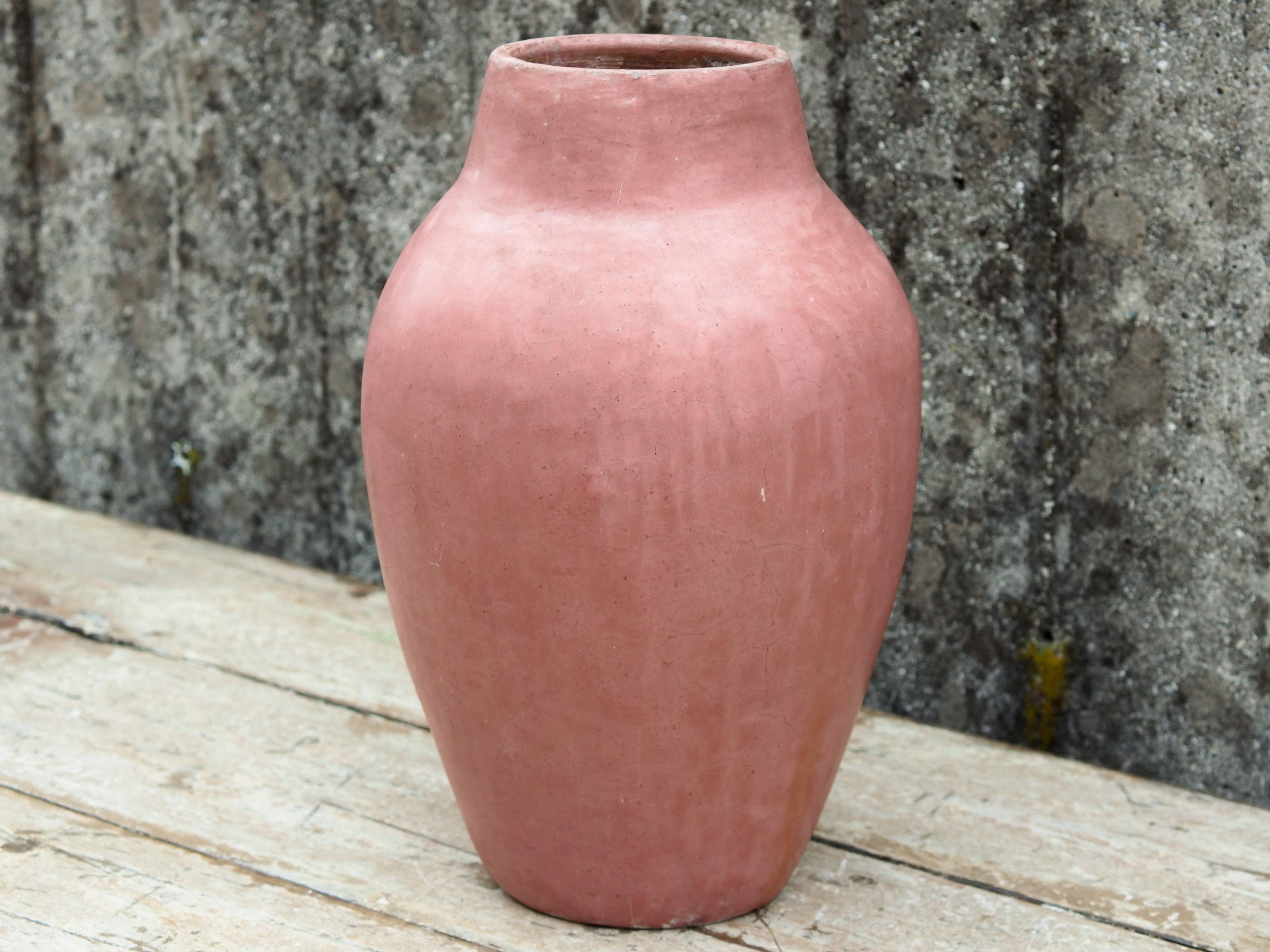 Vaso tadelakt, un intonaco di origine marocchina tipico della città di Marrakech, un metodo completamente ecologico basato sull'utilizzo di calce idrata, sapone nero, pigmenti naturali e cere. Dimensioni Diametro 22 h36cm.
