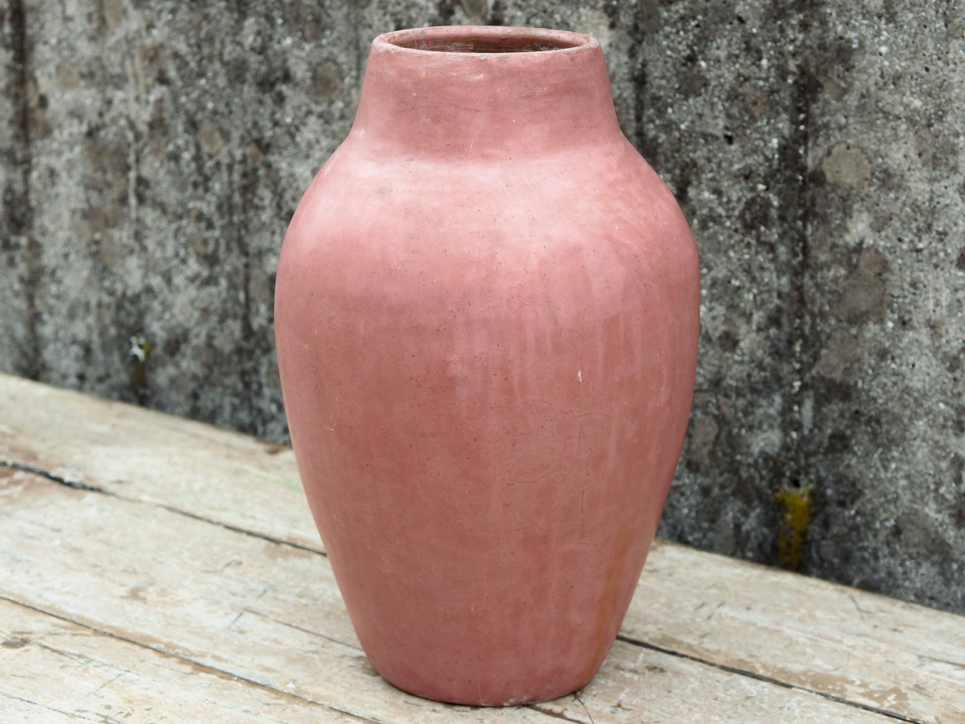 Vaso tadelakt, un intonaco di origine marocchina tipico della città di Marrakech, un metodo completamente ecologico basato sull'utilizzo di calce idrata, sapone nero, pigmenti naturali e cere. Dimensioni Diametro 22 h36cm.