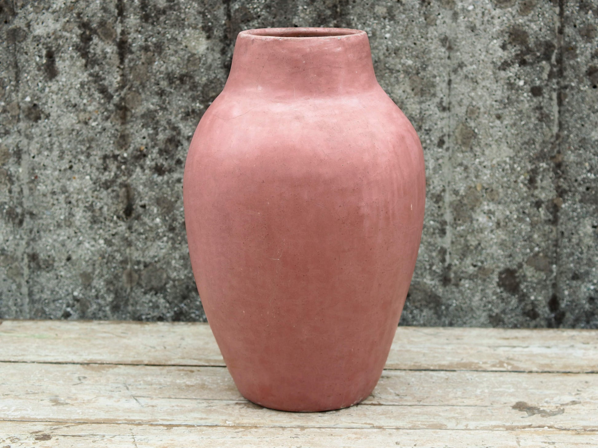 Vaso tadelakt, un intonaco di origine marocchina tipico della città di Marrakech, un metodo completamente ecologico basato sull'utilizzo di calce idrata, sapone nero, pigmenti naturali e cere. Dimensioni Diametro 22 h36cm.