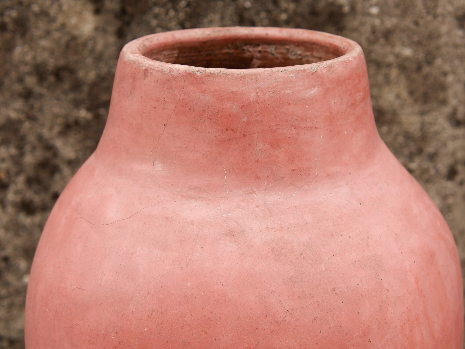 Vaso tadelakt, un intonaco di origine marocchina tipico della città di Marrakech, un metodo completamente ecologico basato sull'utilizzo di calce idrata, sapone nero, pigmenti naturali e cere. Dimensioni Diametro 22 h36cm.