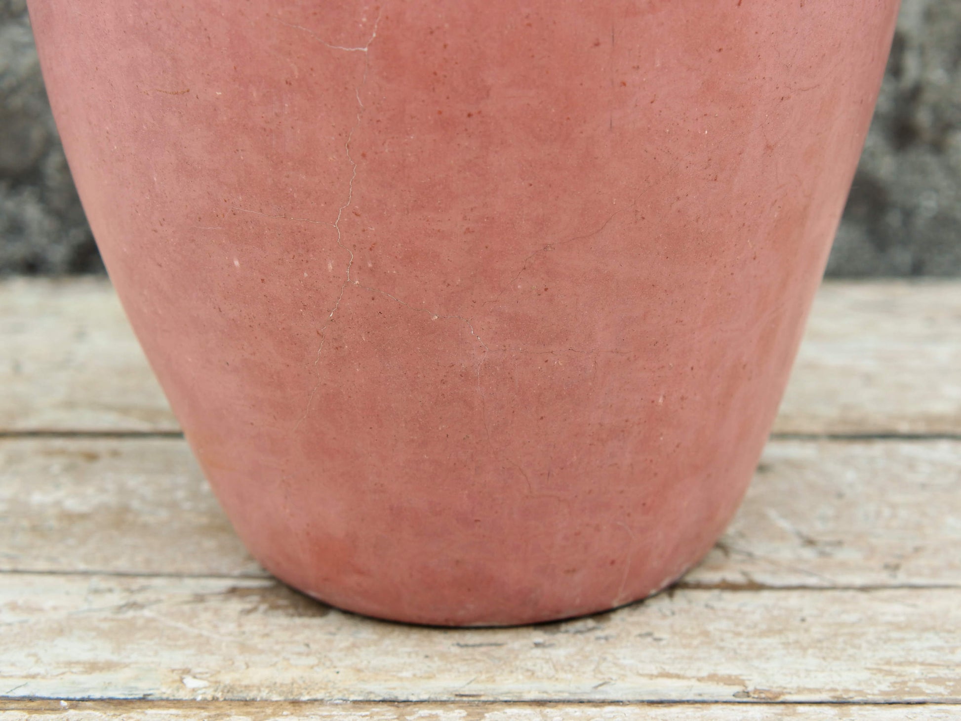 Vaso tadelakt, un intonaco di origine marocchina tipico della città di Marrakech, un metodo completamente ecologico basato sull'utilizzo di calce idrata, sapone nero, pigmenti naturali e cere. Dimensioni Diametro 22 h36cm.