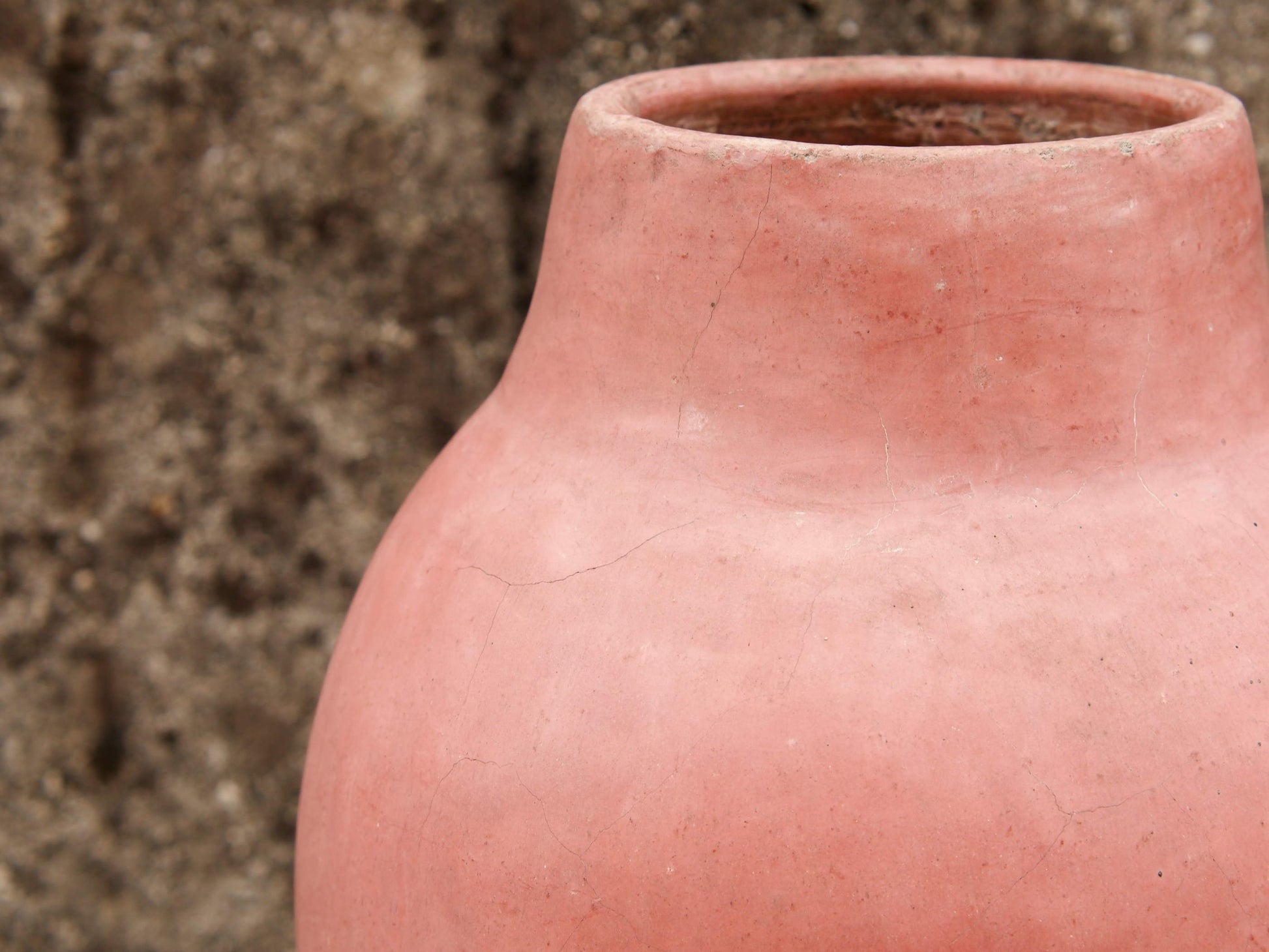 Vaso tadelakt, un intonaco di origine marocchina tipico della città di Marrakech, un metodo completamente ecologico basato sull'utilizzo di calce idrata, sapone nero, pigmenti naturali e cere. Dimensioni Diametro 22 h36cm.