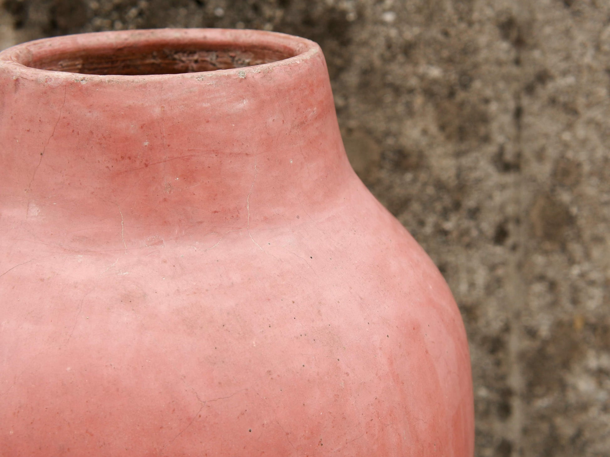 Vaso tadelakt, un intonaco di origine marocchina tipico della città di Marrakech, un metodo completamente ecologico basato sull'utilizzo di calce idrata, sapone nero, pigmenti naturali e cere. Dimensioni Diametro 22 h36cm.