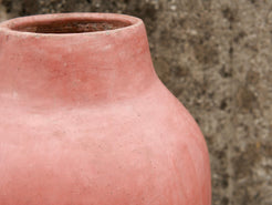 Vaso tadelakt, un intonaco di origine marocchina tipico della città di Marrakech, un metodo completamente ecologico basato sull'utilizzo di calce idrata, sapone nero, pigmenti naturali e cere. Dimensioni Diametro 22 h36cm.
