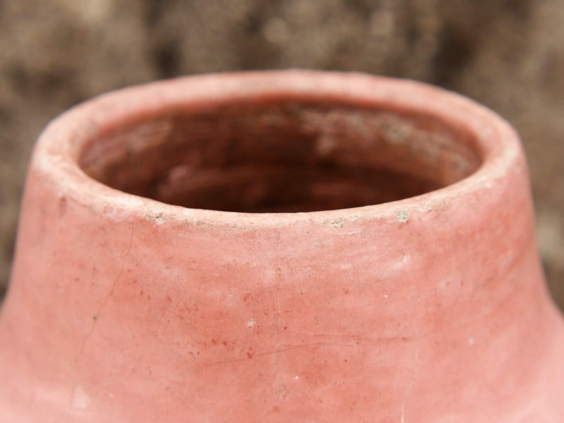Vaso tadelakt, un intonaco di origine marocchina tipico della città di Marrakech, un metodo completamente ecologico basato sull'utilizzo di calce idrata, sapone nero, pigmenti naturali e cere. Dimensioni Diametro 22 h36cm.