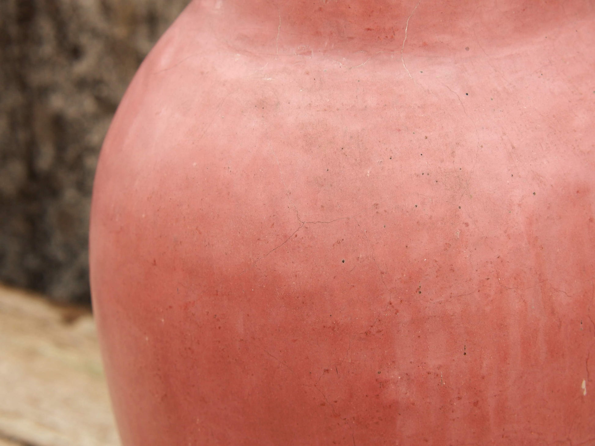 Vaso tadelakt, un intonaco di origine marocchina tipico della città di Marrakech, un metodo completamente ecologico basato sull'utilizzo di calce idrata, sapone nero, pigmenti naturali e cere. Dimensioni Diametro 22 h36cm.