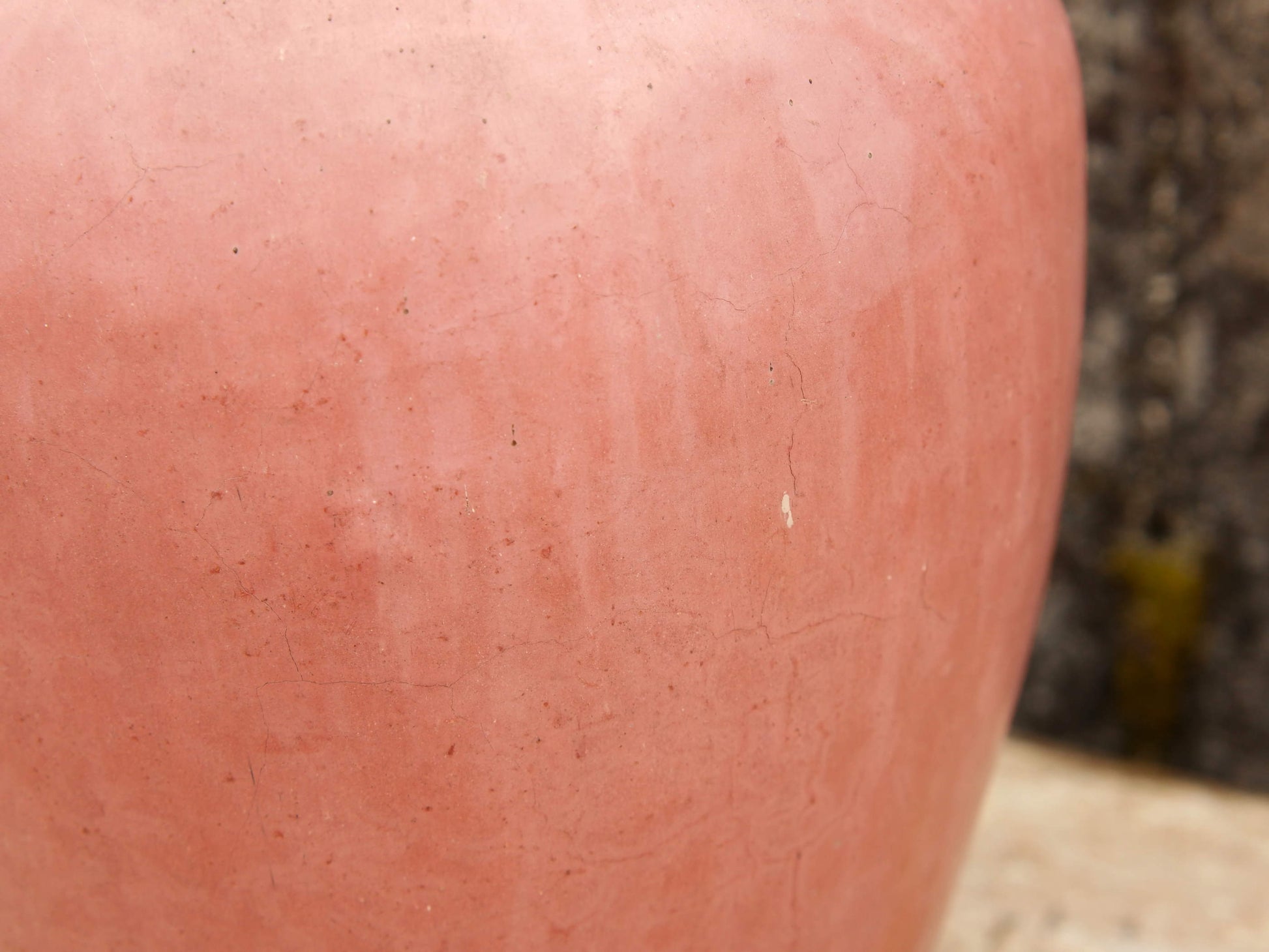 Vaso tadelakt, un intonaco di origine marocchina tipico della città di Marrakech, un metodo completamente ecologico basato sull'utilizzo di calce idrata, sapone nero, pigmenti naturali e cere. Dimensioni Diametro 22 h36cm.