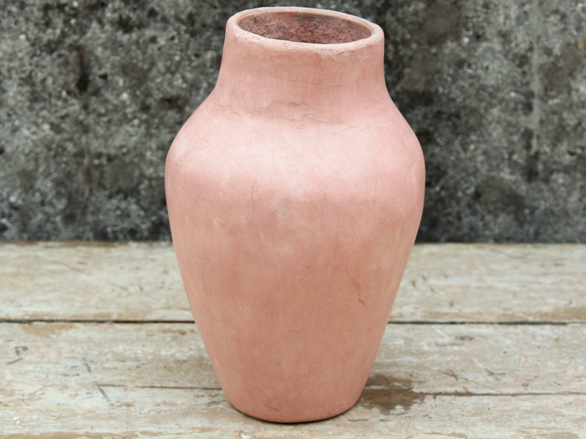 Vaso tadelakt, un intonaco di origine marocchina tipico della città di Marrakech, un metodo completamente ecologico basato sull'utilizzo di calce idrata, sapone nero, pigmenti naturali e cere. Dimensioni Diametro 15 h26cm.