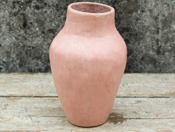 Vaso tadelakt, un intonaco di origine marocchina tipico della città di Marrakech, un metodo completamente ecologico basato sull'utilizzo di calce idrata, sapone nero, pigmenti naturali e cere. Dimensioni Diametro 15 h26cm.