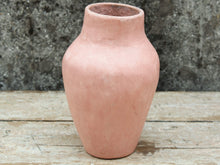 Carica l&#39;immagine nel visualizzatore di Gallery, Vaso tadelakt, un intonaco di origine marocchina tipico della città di Marrakech, un metodo completamente ecologico basato sull&#39;utilizzo di calce idrata, sapone nero, pigmenti naturali e cere. Dimensioni Diametro 15 h26cm.
