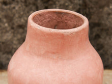 Carica l&#39;immagine nel visualizzatore di Gallery, Vaso tadelakt, un intonaco di origine marocchina tipico della città di Marrakech, un metodo completamente ecologico basato sull&#39;utilizzo di calce idrata, sapone nero, pigmenti naturali e cere. Dimensioni Diametro 15 h26cm.
