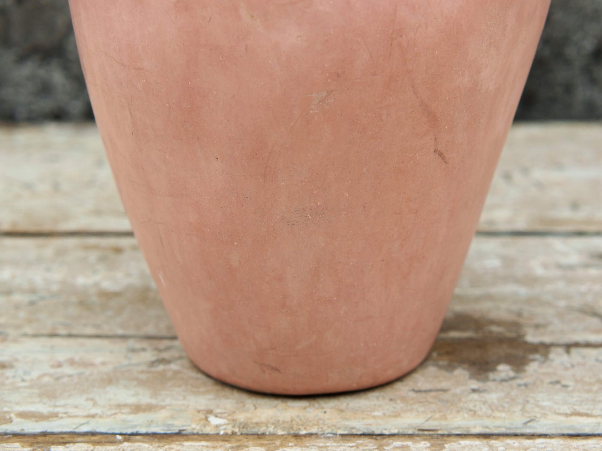 Vaso tadelakt, un intonaco di origine marocchina tipico della città di Marrakech, un metodo completamente ecologico basato sull'utilizzo di calce idrata, sapone nero, pigmenti naturali e cere. Dimensioni Diametro 15 h26cm.