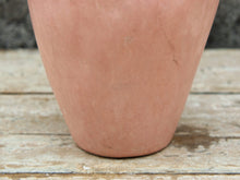 Carica l&#39;immagine nel visualizzatore di Gallery, Vaso tadelakt, un intonaco di origine marocchina tipico della città di Marrakech, un metodo completamente ecologico basato sull&#39;utilizzo di calce idrata, sapone nero, pigmenti naturali e cere. Dimensioni Diametro 15 h26cm.