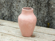 Carica l&#39;immagine nel visualizzatore di Gallery, Vaso tadelakt, un intonaco di origine marocchina tipico della città di Marrakech, un metodo completamente ecologico basato sull&#39;utilizzo di calce idrata, sapone nero, pigmenti naturali e cere. Dimensioni Diametro 15 h26cm.