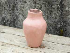 Vaso tadelakt, un intonaco di origine marocchina tipico della città di Marrakech, un metodo completamente ecologico basato sull'utilizzo di calce idrata, sapone nero, pigmenti naturali e cere. Dimensioni Diametro 15 h26cm.