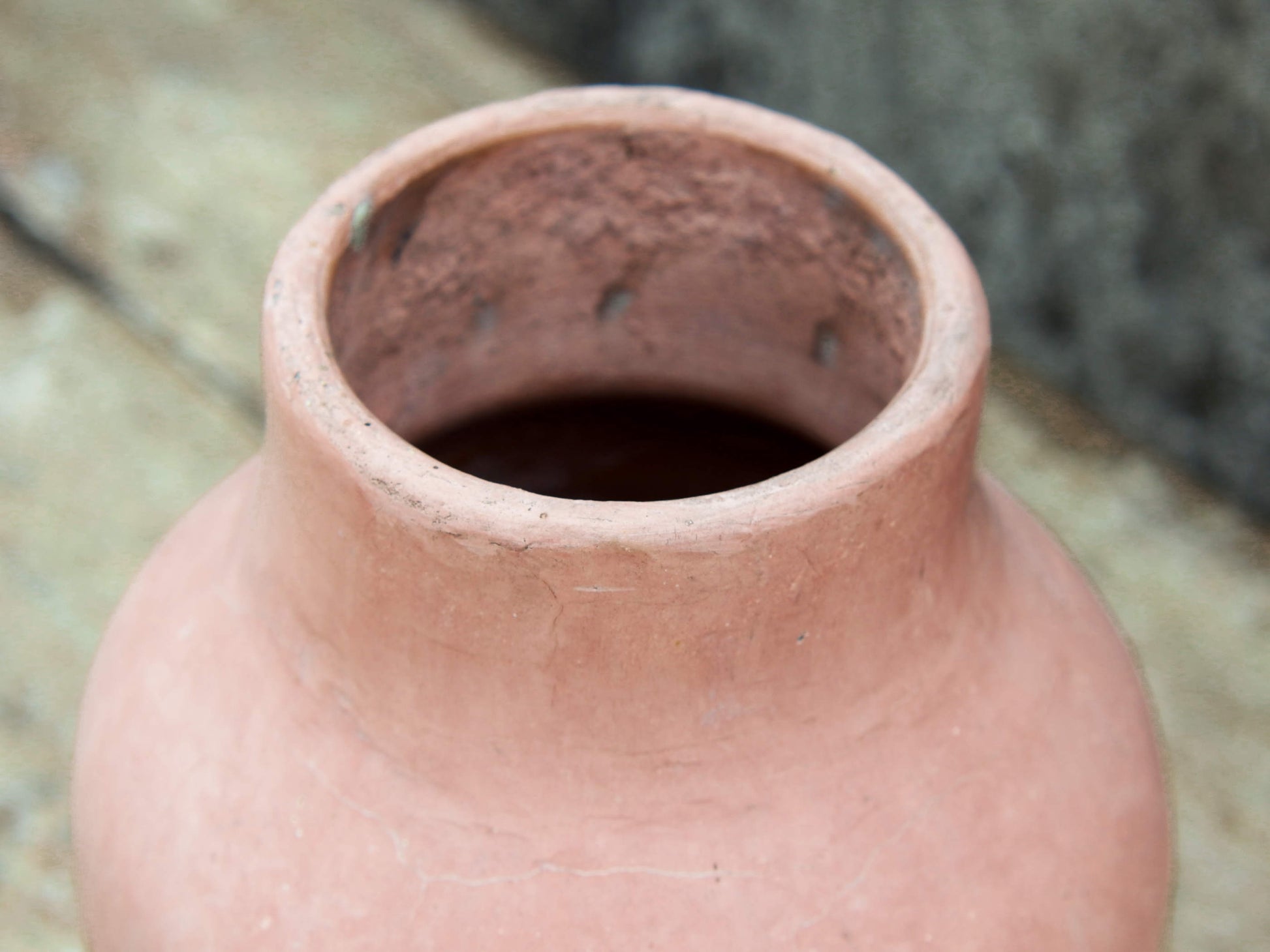 Vaso tadelakt, un intonaco di origine marocchina tipico della città di Marrakech, un metodo completamente ecologico basato sull'utilizzo di calce idrata, sapone nero, pigmenti naturali e cere. Dimensioni Diametro 15 h26cm.