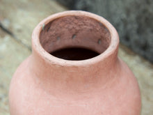 Carica l&#39;immagine nel visualizzatore di Gallery, Vaso tadelakt, un intonaco di origine marocchina tipico della città di Marrakech, un metodo completamente ecologico basato sull&#39;utilizzo di calce idrata, sapone nero, pigmenti naturali e cere. Dimensioni Diametro 15 h26cm.