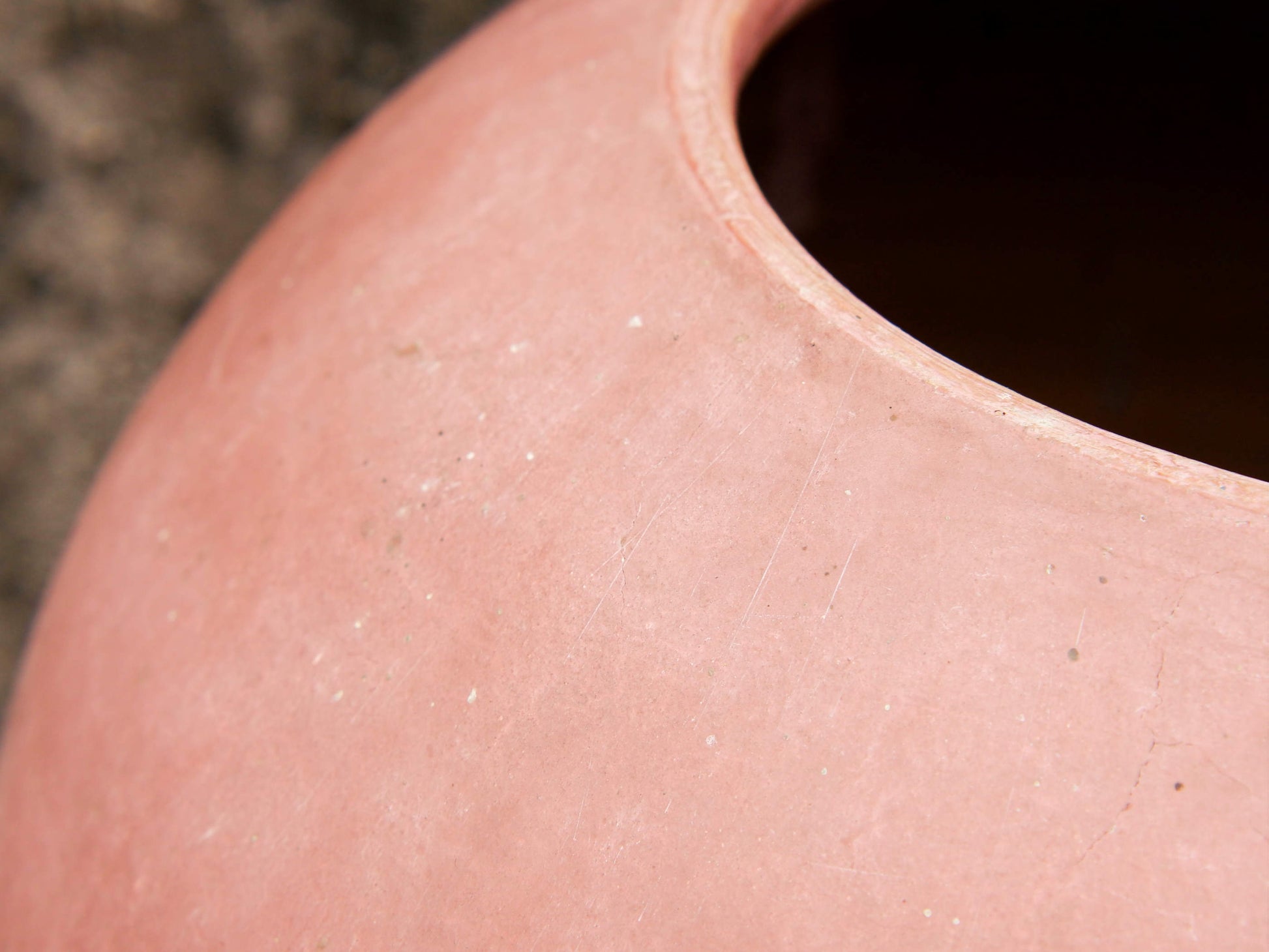 Vaso tadelakt, un intonaco di origine marocchina tipico della città di Marrakech, un metodo completamente ecologico basato sull'utilizzo di calce idrata, sapone nero, pigmenti naturali e cere. Dimensioni Diametro 30 h40cm.