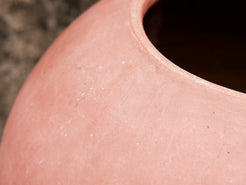 Vaso tadelakt, un intonaco di origine marocchina tipico della città di Marrakech, un metodo completamente ecologico basato sull'utilizzo di calce idrata, sapone nero, pigmenti naturali e cere. Dimensioni Diametro 30 h40cm.