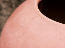 Carica l&#39;immagine nel visualizzatore di Gallery, Vaso tadelakt, un intonaco di origine marocchina tipico della città di Marrakech, un metodo completamente ecologico basato sull&#39;utilizzo di calce idrata, sapone nero, pigmenti naturali e cere. Dimensioni Diametro 30 h40cm.