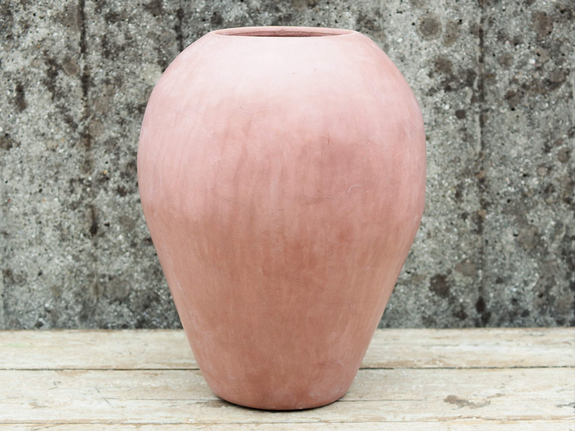 Vaso tadelakt, un intonaco di origine marocchina tipico della città di Marrakech, un metodo completamente ecologico basato sull'utilizzo di calce idrata, sapone nero, pigmenti naturali e cere. Dimensioni Diametro 30 h40cm.