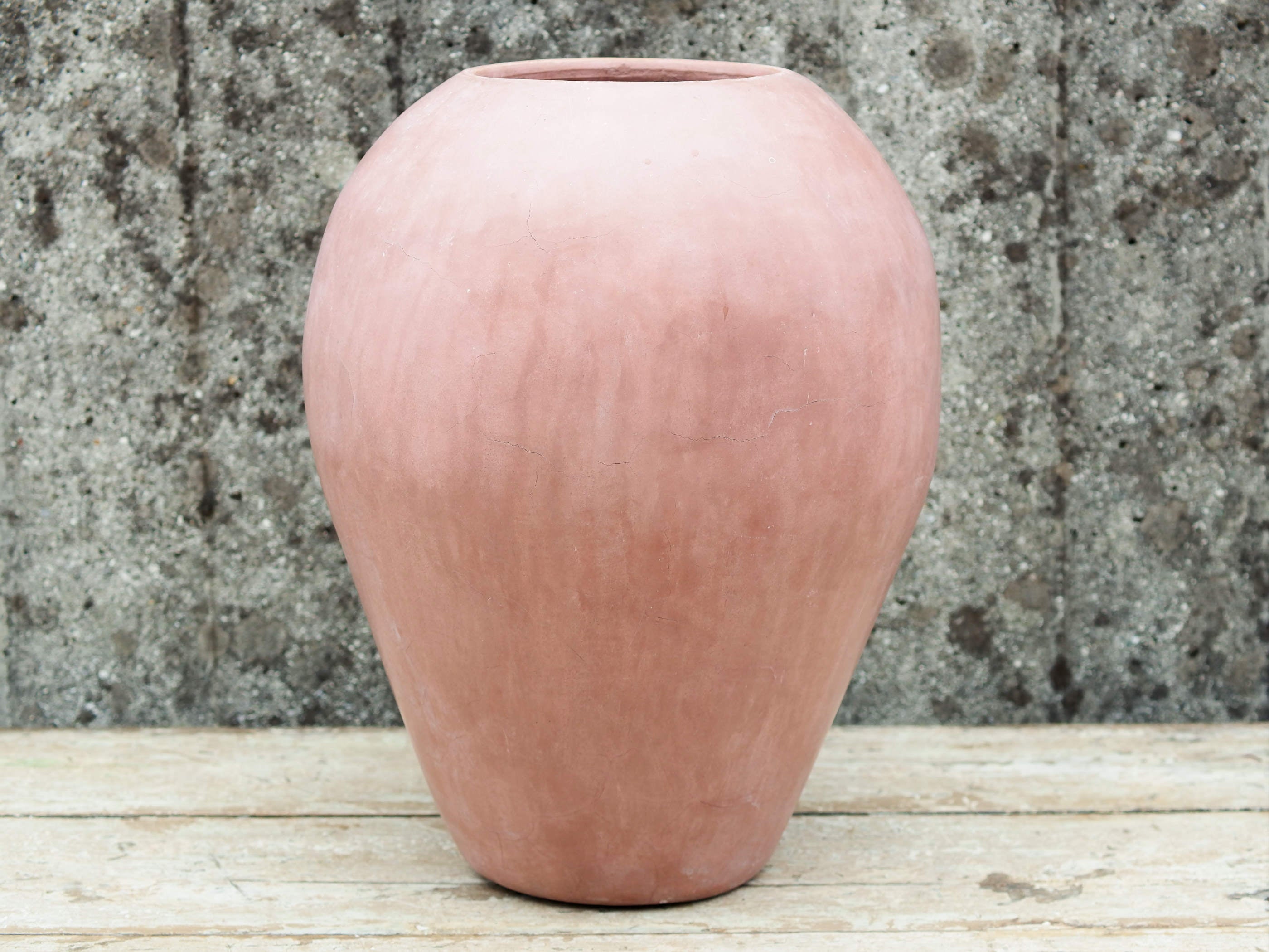 Vaso tadelakt, un intonaco di origine marocchina tipico della città di Marrakech, un metodo completamente ecologico basato sull'utilizzo di calce idrata, sapone nero, pigmenti naturali e cere. Dimensioni Diametro 30 h40cm.
