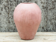 Carica l&#39;immagine nel visualizzatore di Gallery, Vaso tadelakt, un intonaco di origine marocchina tipico della città di Marrakech, un metodo completamente ecologico basato sull&#39;utilizzo di calce idrata, sapone nero, pigmenti naturali e cere. Dimensioni Diametro 30 h40cm.