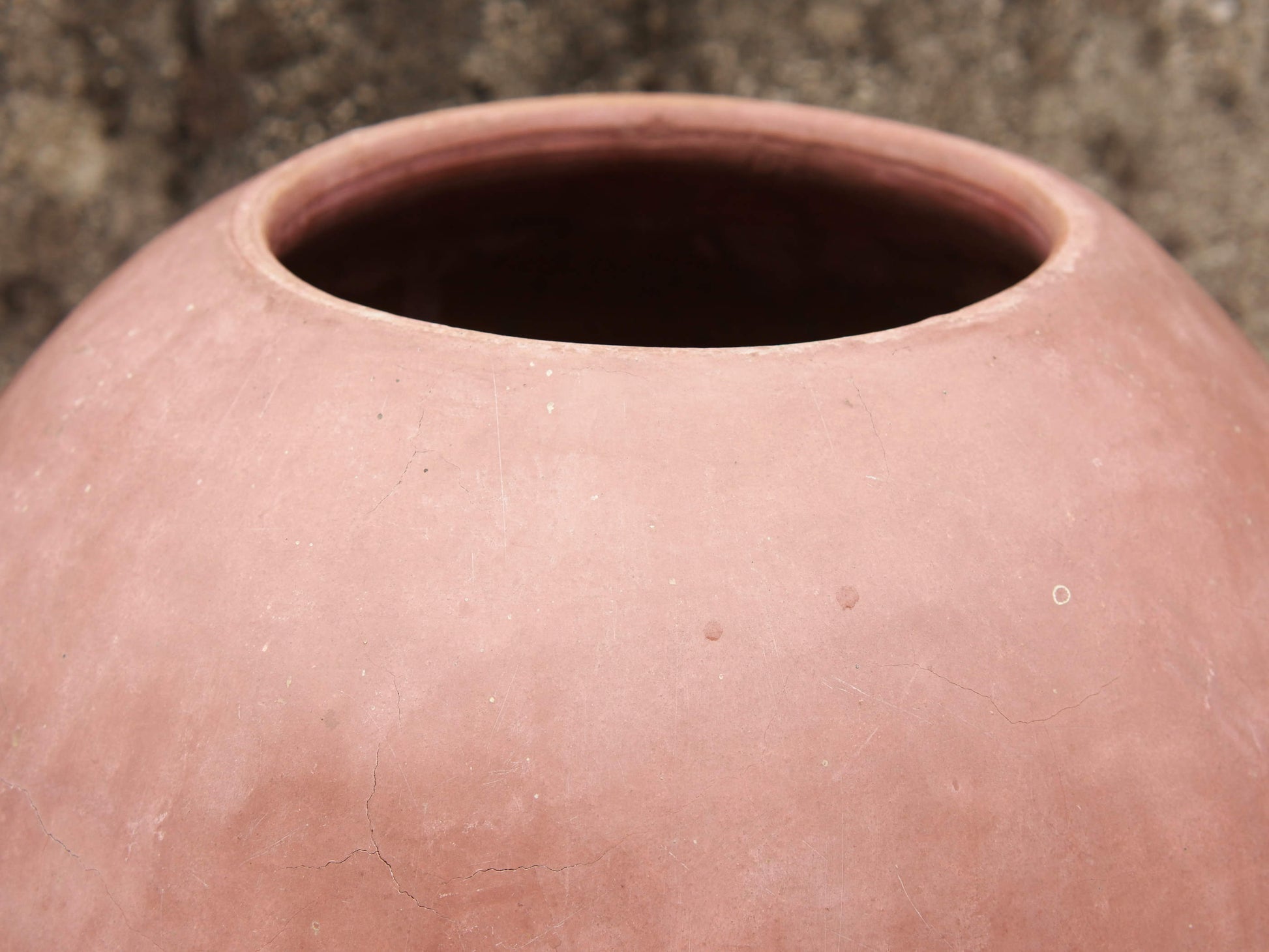 Vaso tadelakt, un intonaco di origine marocchina tipico della città di Marrakech, un metodo completamente ecologico basato sull'utilizzo di calce idrata, sapone nero, pigmenti naturali e cere. Dimensioni Diametro 30 h40cm.
