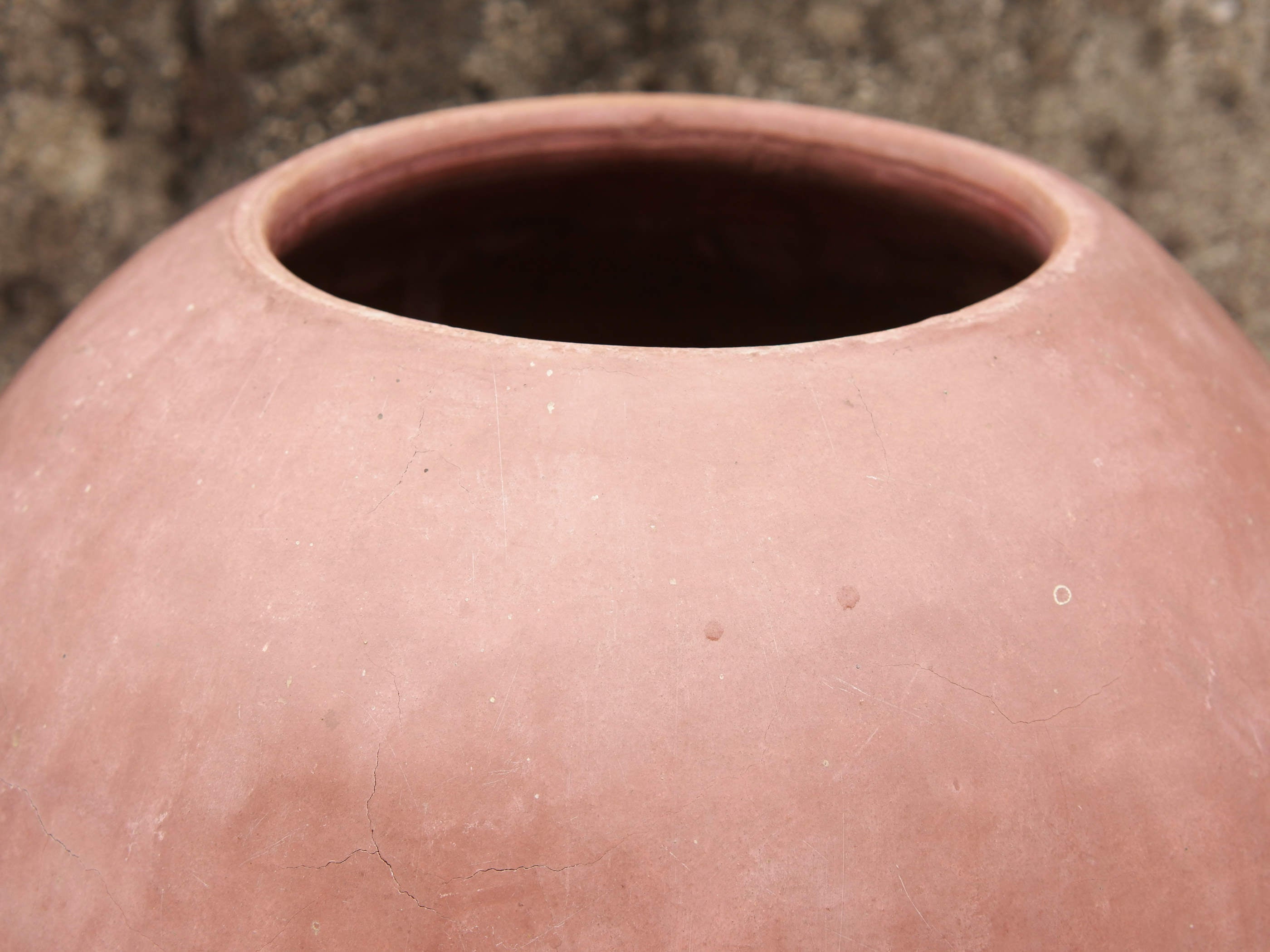 Vaso tadelakt, un intonaco di origine marocchina tipico della città di Marrakech, un metodo completamente ecologico basato sull'utilizzo di calce idrata, sapone nero, pigmenti naturali e cere. Dimensioni Diametro 30 h40cm.