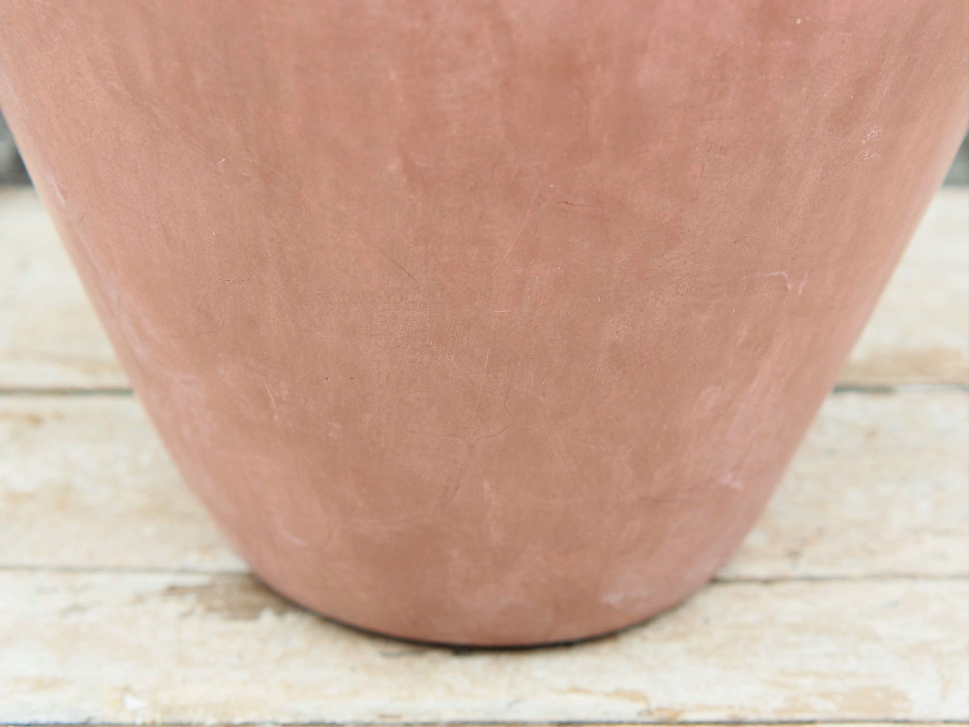 Vaso tadelakt, un intonaco di origine marocchina tipico della città di Marrakech, un metodo completamente ecologico basato sull'utilizzo di calce idrata, sapone nero, pigmenti naturali e cere. Dimensioni Diametro 30 h40cm.