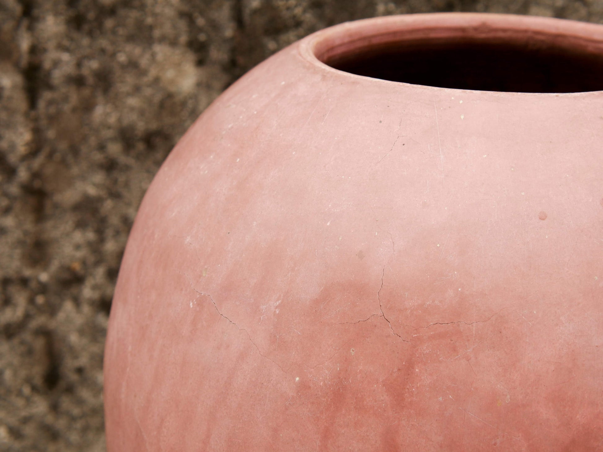 Vaso tadelakt, un intonaco di origine marocchina tipico della città di Marrakech, un metodo completamente ecologico basato sull'utilizzo di calce idrata, sapone nero, pigmenti naturali e cere. Dimensioni Diametro 30 h40cm.