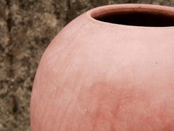 Vaso tadelakt, un intonaco di origine marocchina tipico della città di Marrakech, un metodo completamente ecologico basato sull'utilizzo di calce idrata, sapone nero, pigmenti naturali e cere. Dimensioni Diametro 30 h40cm.