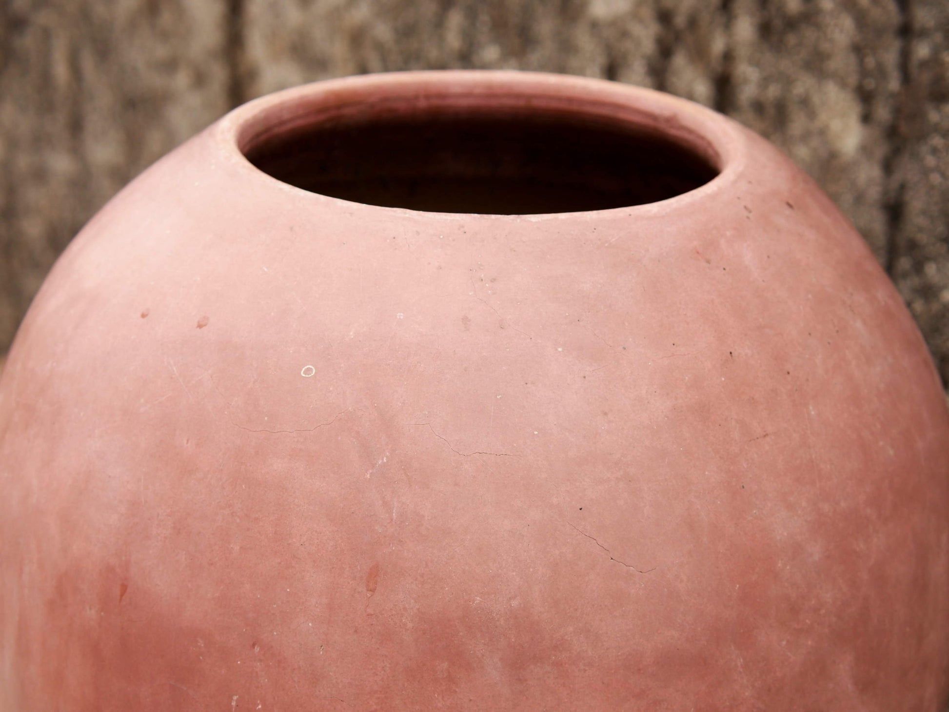 Vaso tadelakt, un intonaco di origine marocchina tipico della città di Marrakech, un metodo completamente ecologico basato sull'utilizzo di calce idrata, sapone nero, pigmenti naturali e cere. Dimensioni Diametro 30 h40cm.