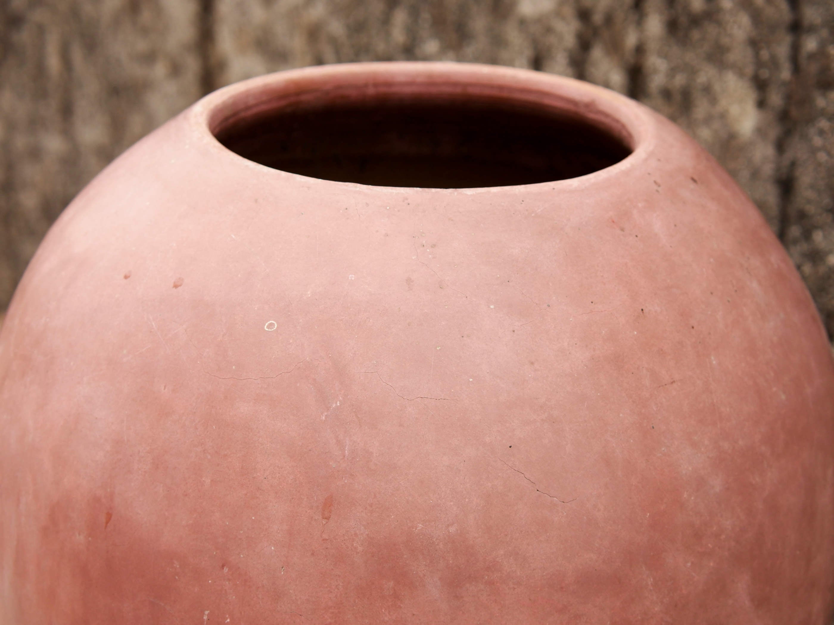 Vaso tadelakt, un intonaco di origine marocchina tipico della città di Marrakech, un metodo completamente ecologico basato sull'utilizzo di calce idrata, sapone nero, pigmenti naturali e cere. Dimensioni Diametro 30 h40cm.