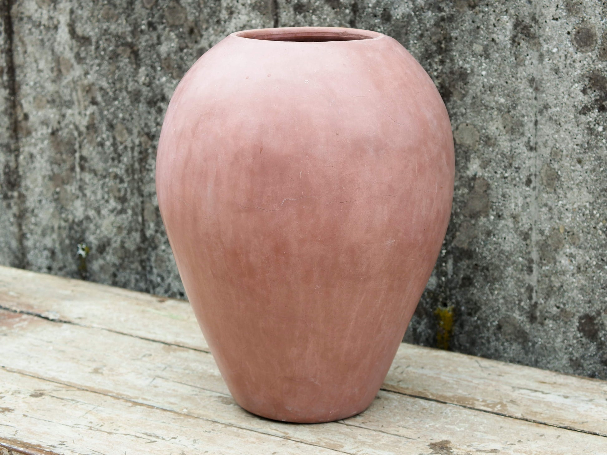 Vaso tadelakt, un intonaco di origine marocchina tipico della città di Marrakech, un metodo completamente ecologico basato sull'utilizzo di calce idrata, sapone nero, pigmenti naturali e cere. Dimensioni Diametro 30 h40cm.