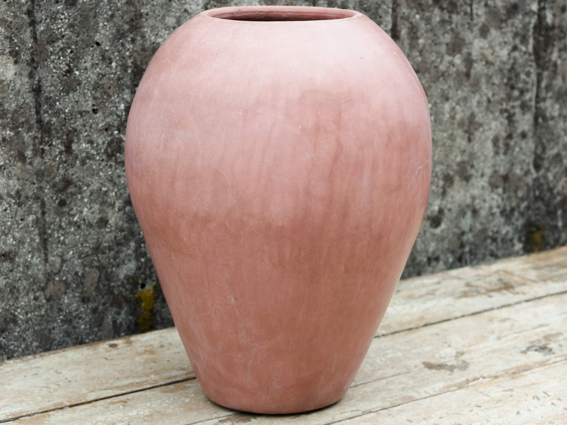 Vaso tadelakt, un intonaco di origine marocchina tipico della città di Marrakech, un metodo completamente ecologico basato sull'utilizzo di calce idrata, sapone nero, pigmenti naturali e cere. Dimensioni Diametro 30 h40cm.
